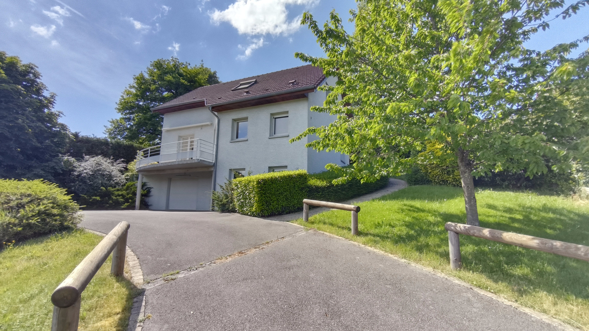 A vendre à Pelousey, maison familiale 7 pièces sur sous sol complet, terrasse et jardin arboré