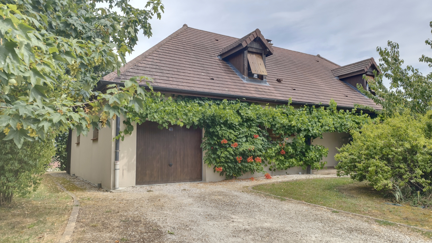 A LOUER A SERMANGE, maison de 127m2, 3 chambres, garage, sous sol complet et terrain